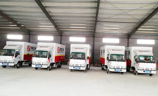 团队文化建设场景,员工们在会议室内讨论交流,展现积极向上的团队氛围